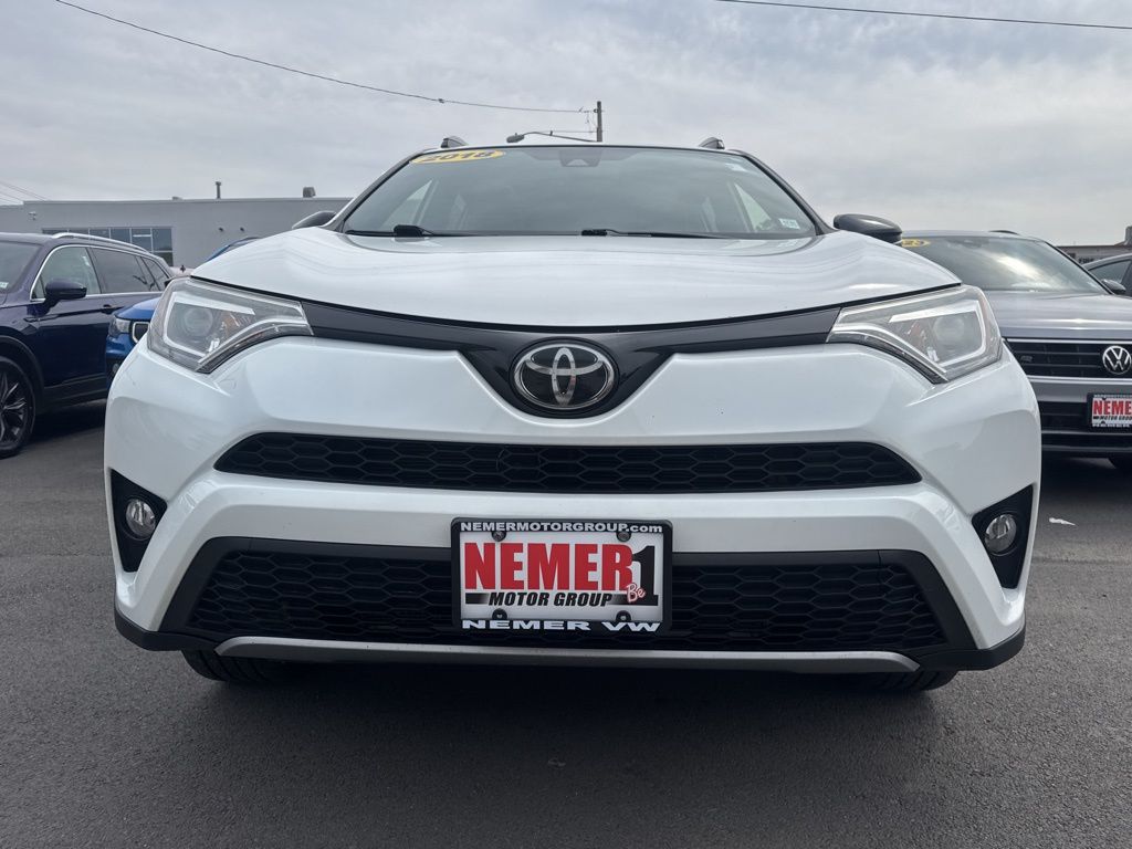 2018 Toyota RAV4 SE photo 2