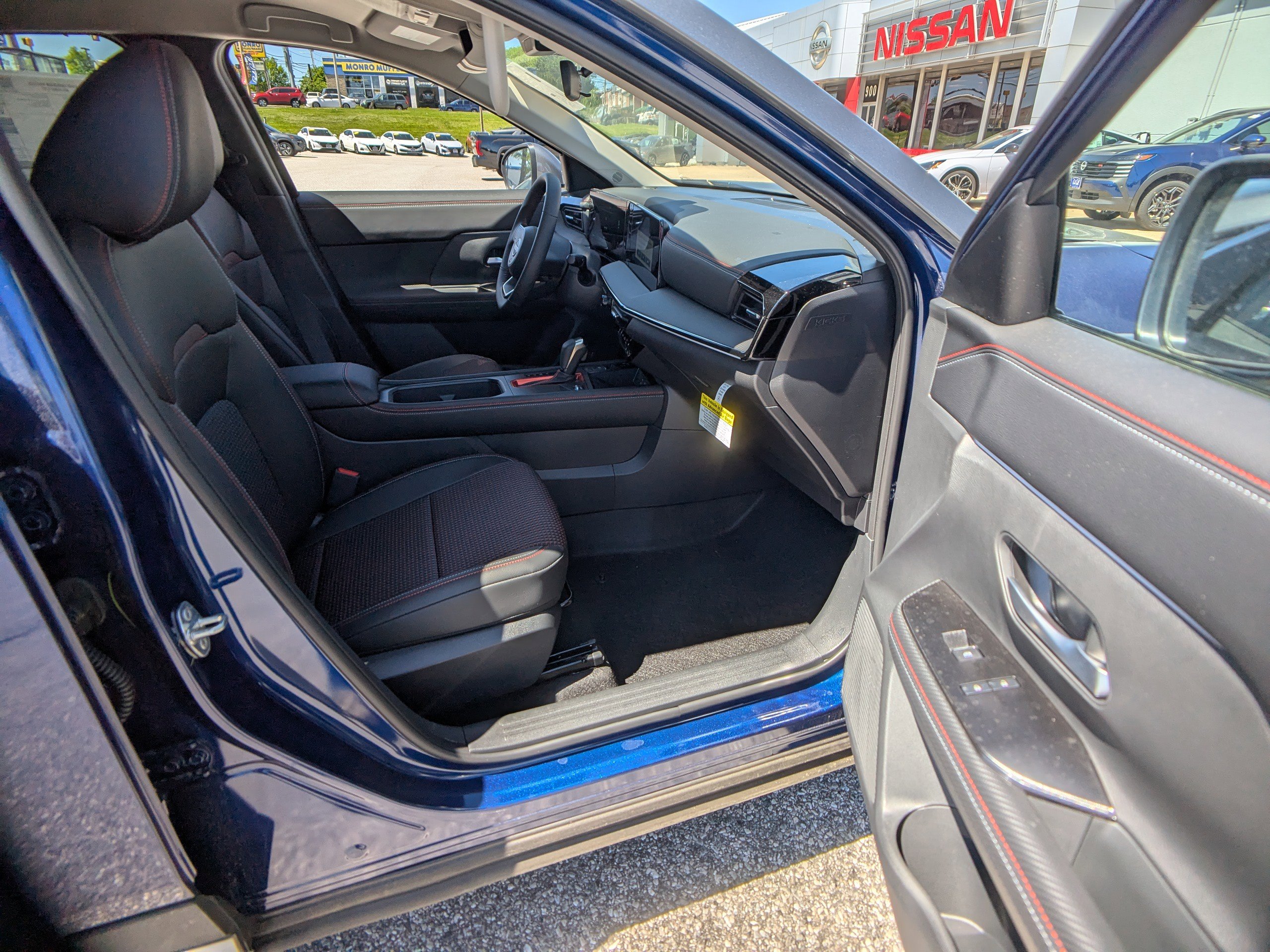 2025 Nissan Kicks SR photo 3