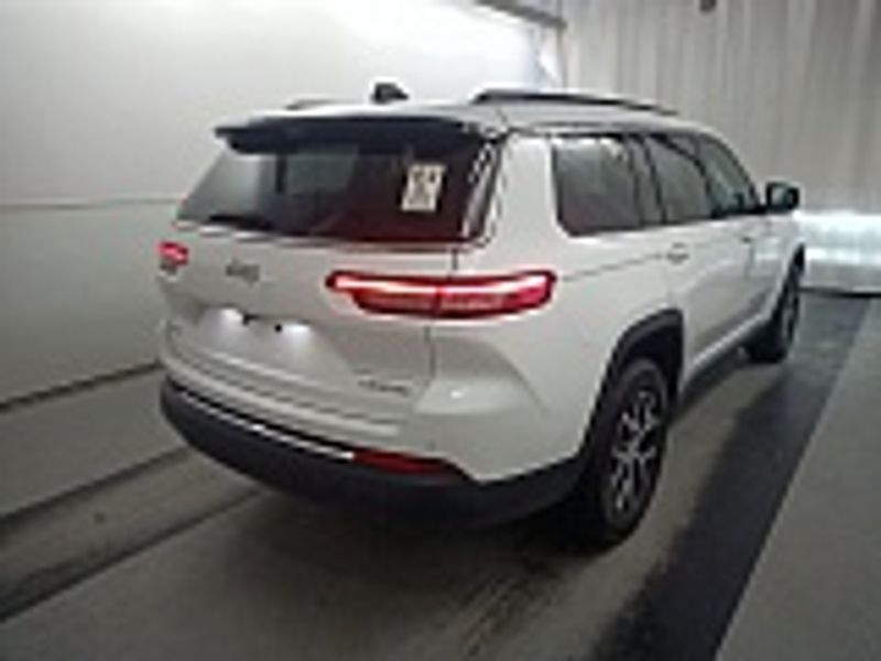 2024 Jeep Grand Cherokee Limited photo 4