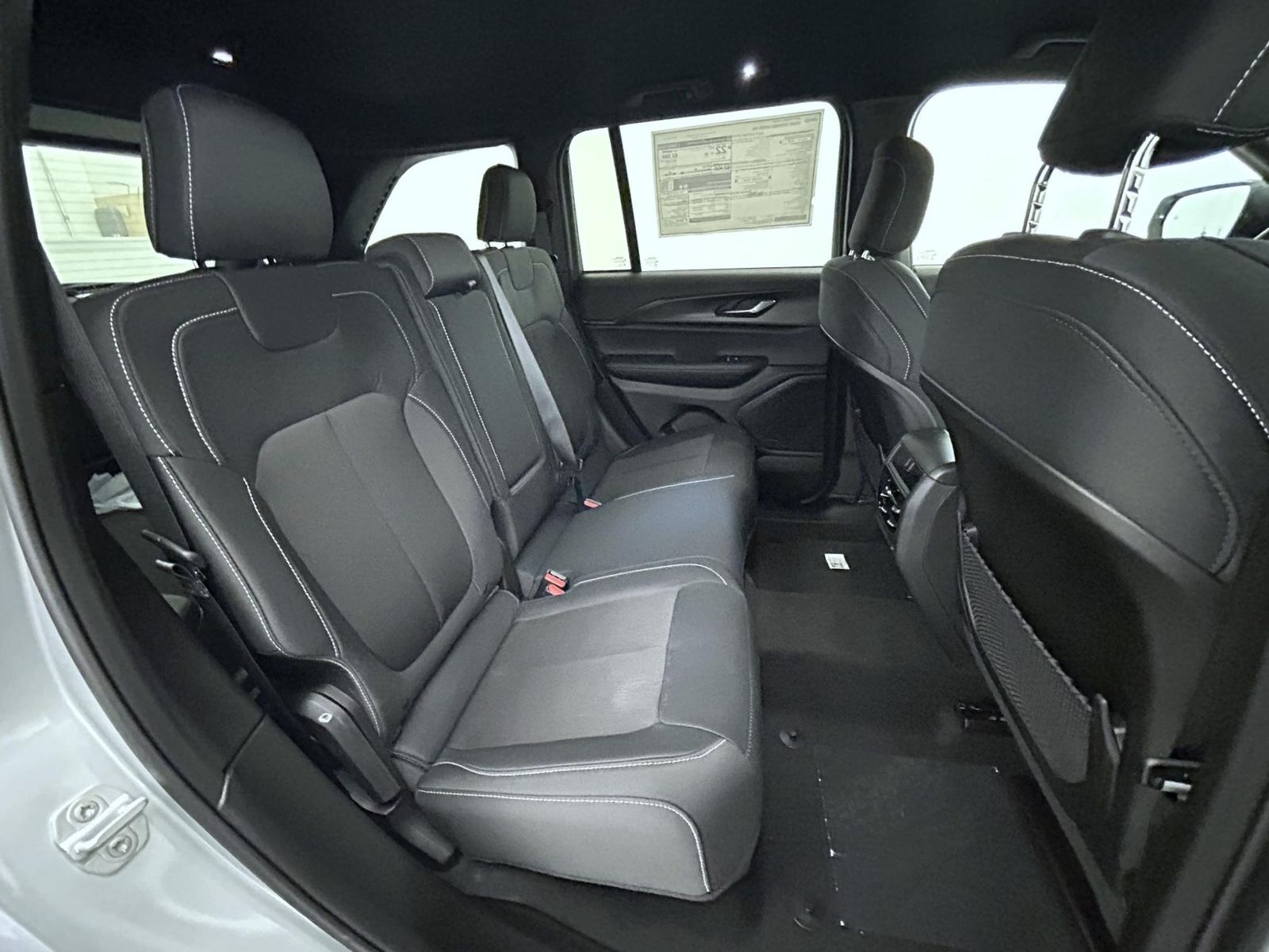 2025 Jeep Grand Cherokee Laredo photo 17