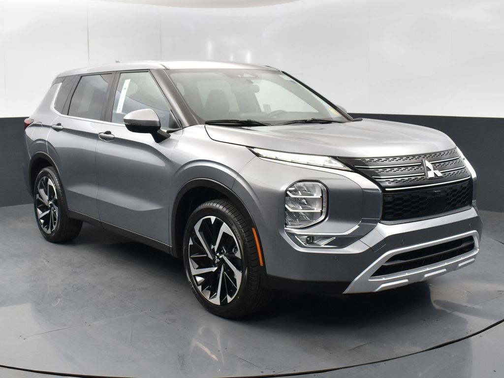 2024 Mitsubishi Outlander SE's photo