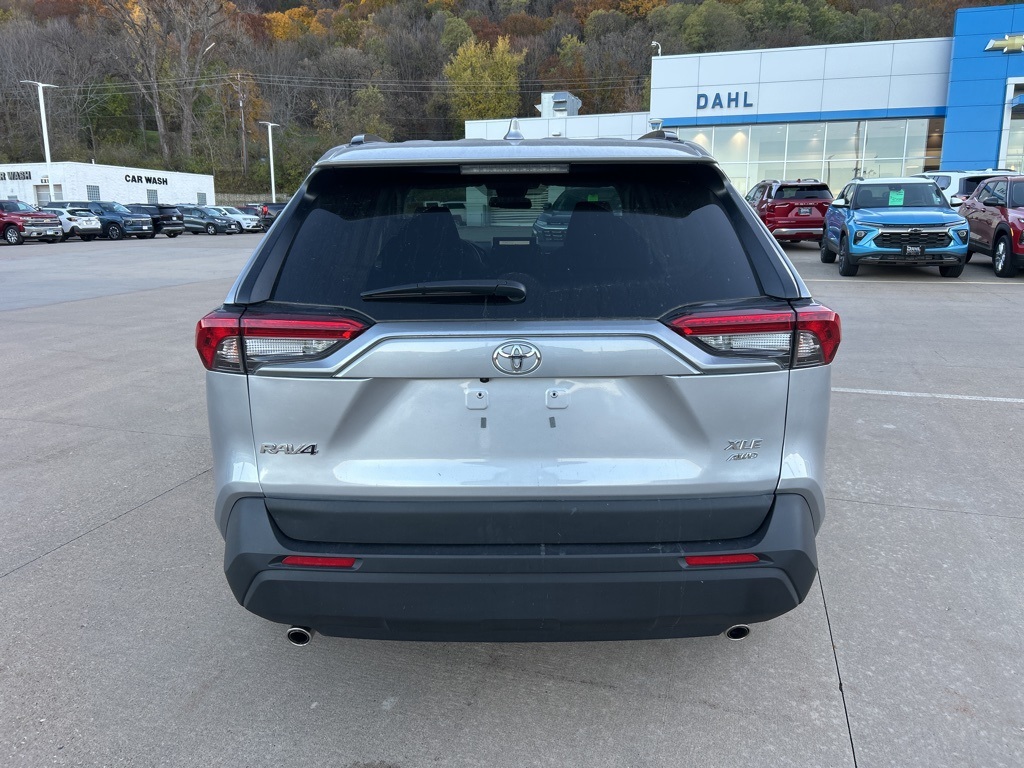 2025 Toyota RAV4 XLE photo 3