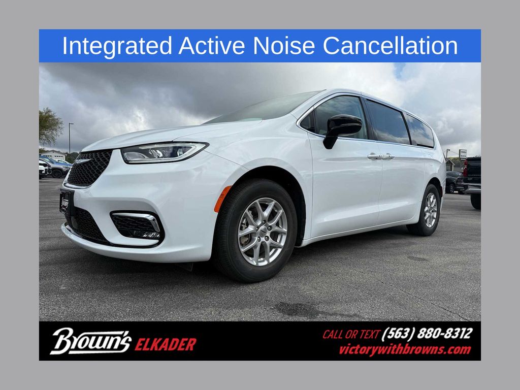 2024 Chrysler Pacifica Touring L's photo