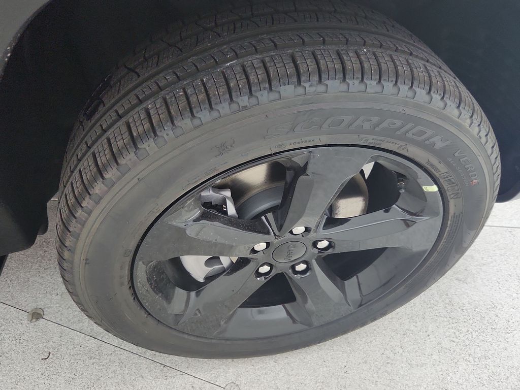 2025 Jeep Grand Cherokee Limited photo 2