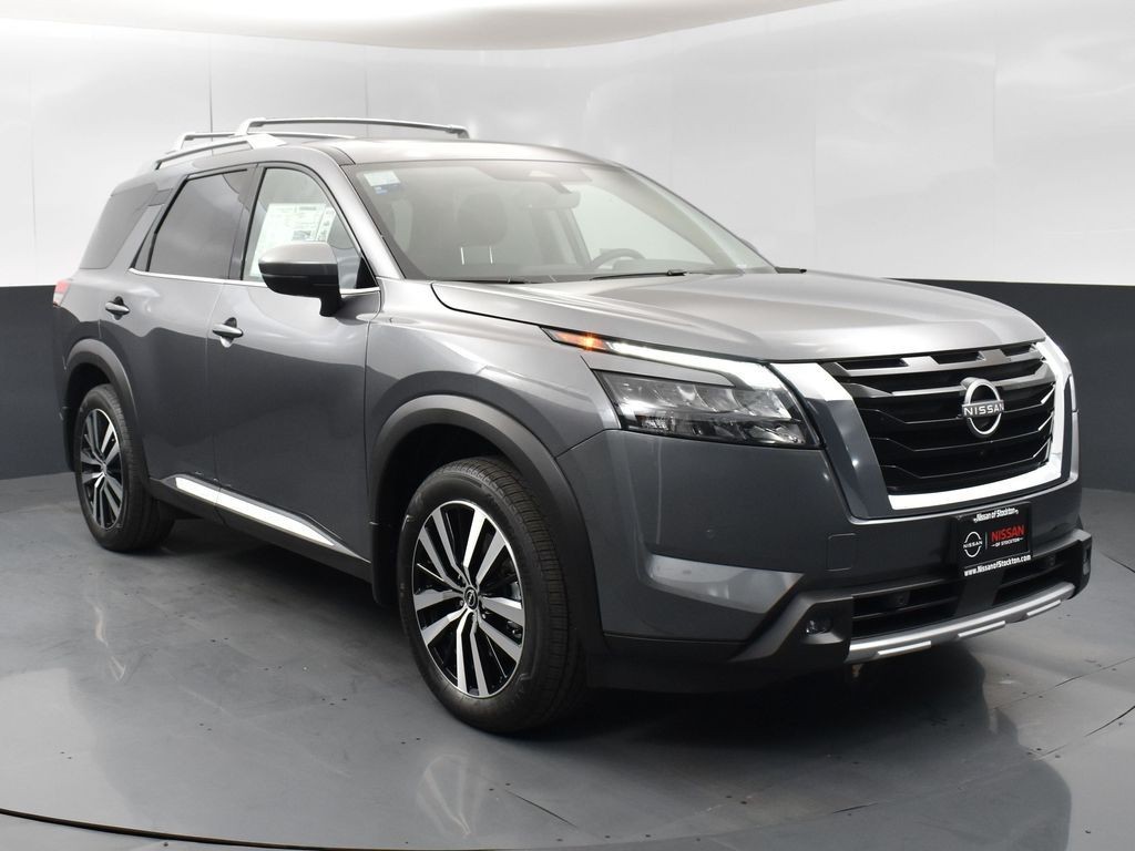 2025 Nissan Pathfinder Platinum's photo