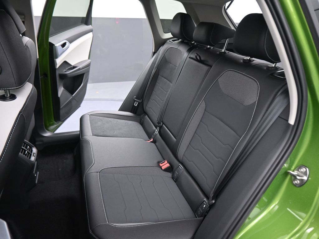 2025 Volkswagen Taos SE photo 38