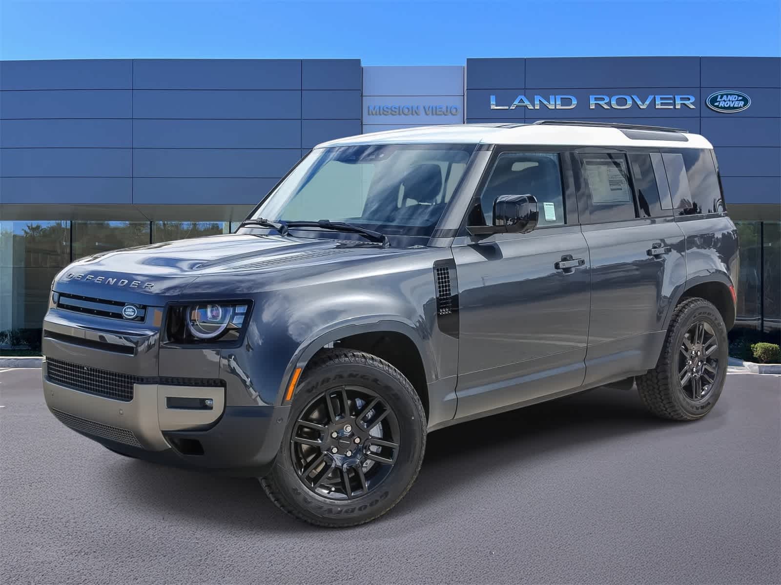 2026 Land Rover Defender S's photo