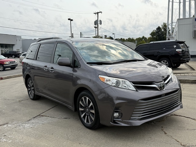 2019 Toyota Sienna XLE photo 2