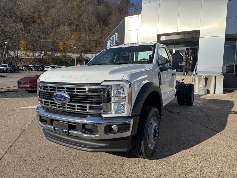 2025 Ford F-600 photo 2