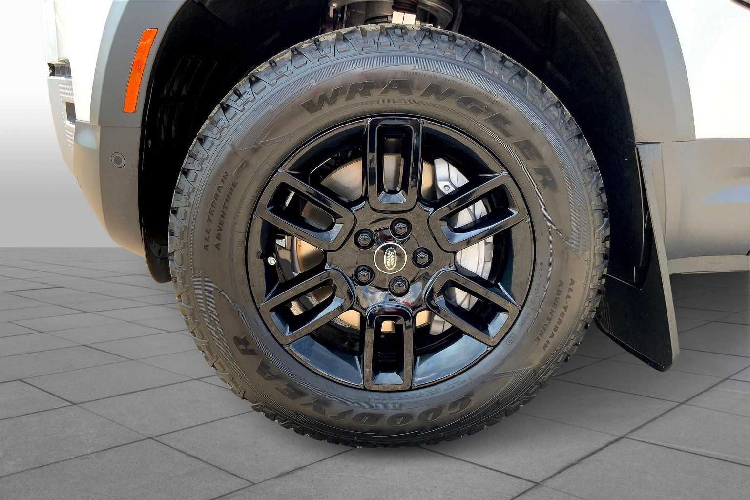 2025 Land Rover Defender 110 S photo 11