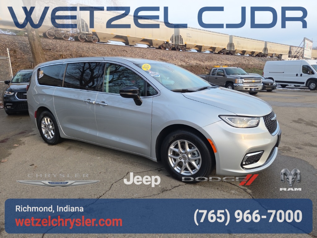 2024 Chrysler Pacifica Touring L's photo