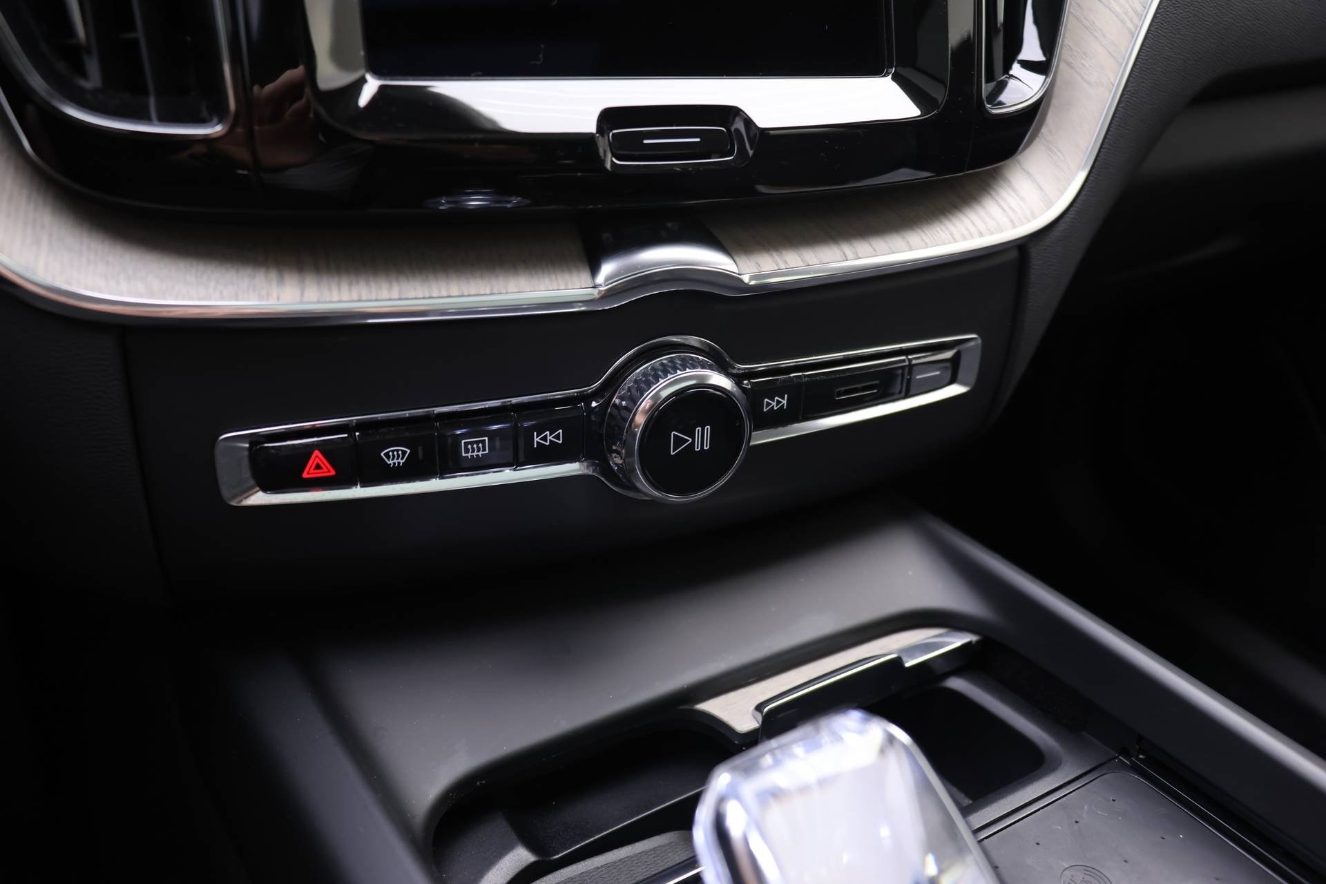 2022 Volvo XC60 B5 Inscription photo 12