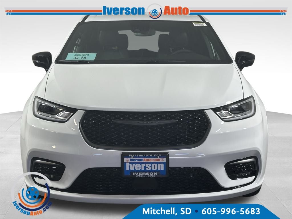 2026 Chrysler Pacifica photo 2