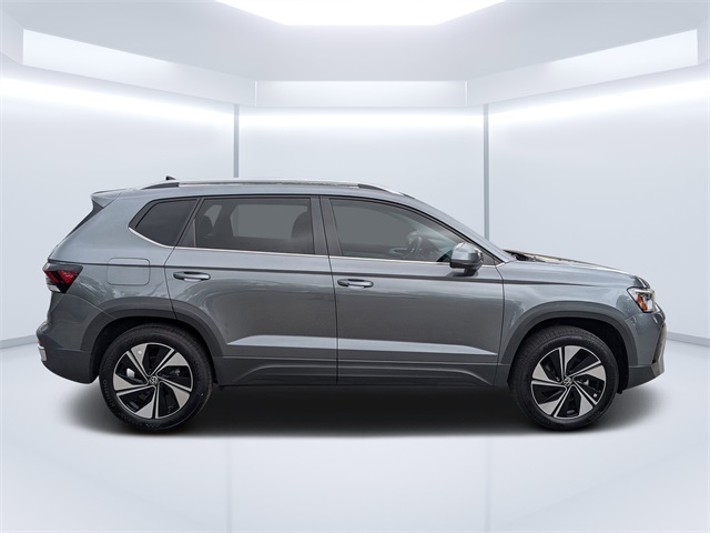 2025 Volkswagen Taos SE photo 2