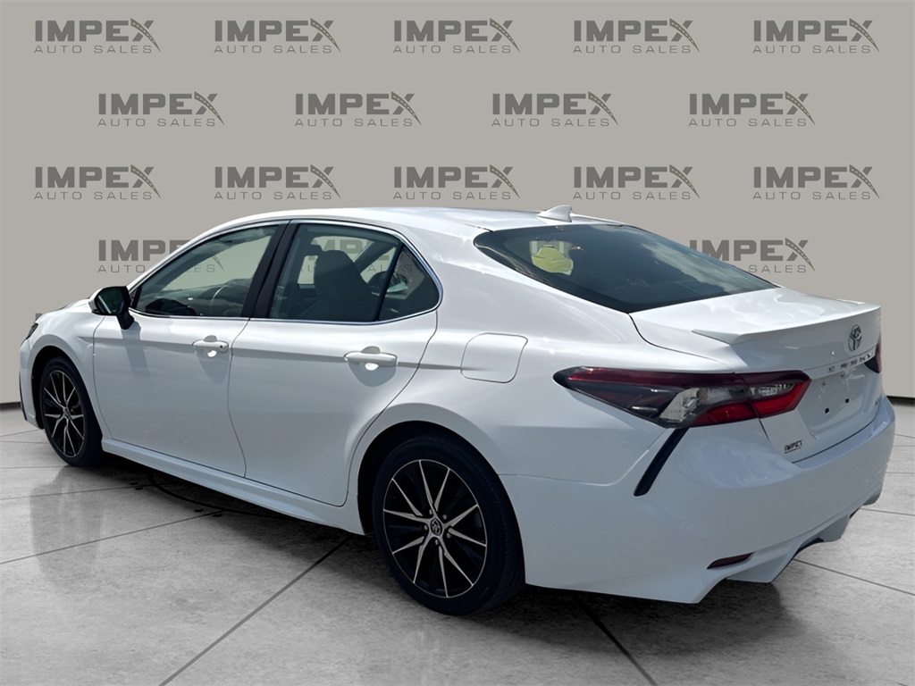 2022 Toyota Camry SE photo 3