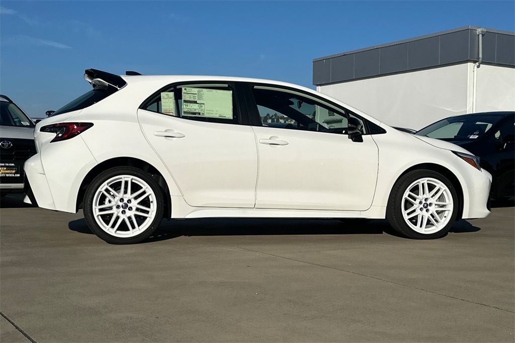 2026 Toyota Corolla SE photo 2