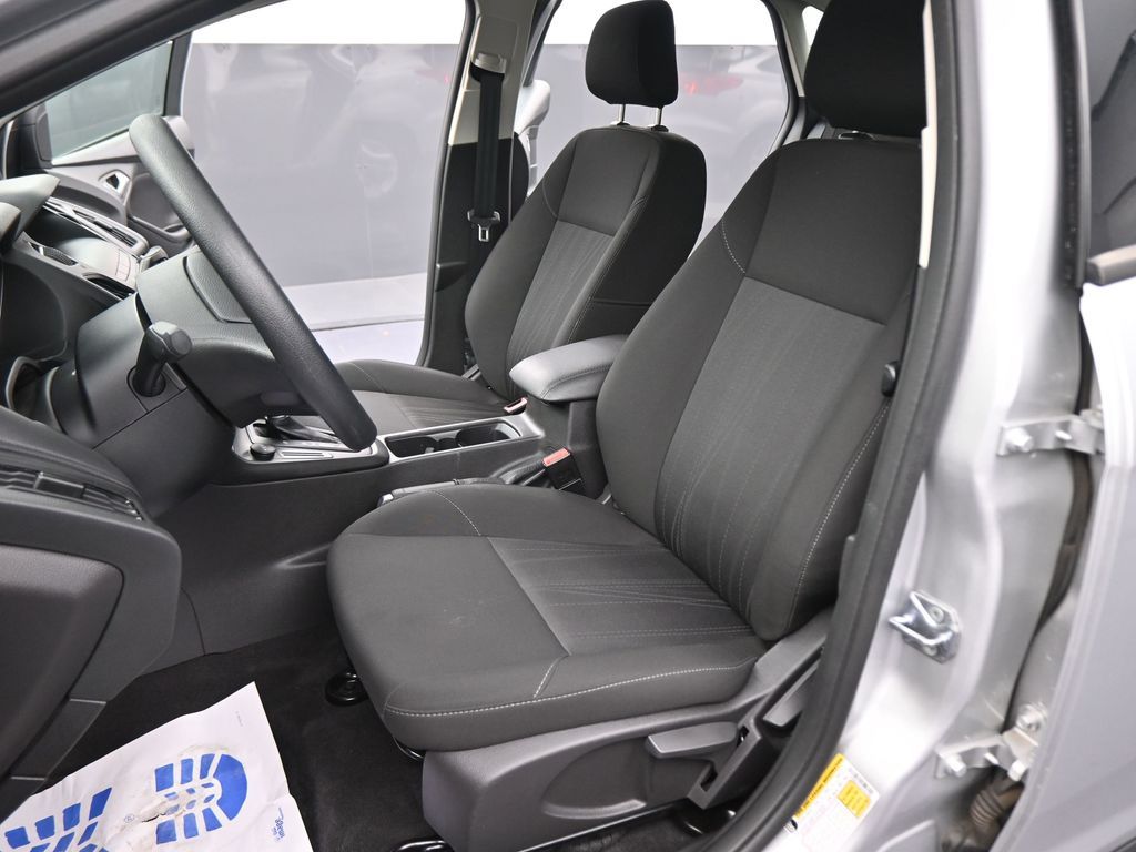 2018 Ford Focus SE photo 36