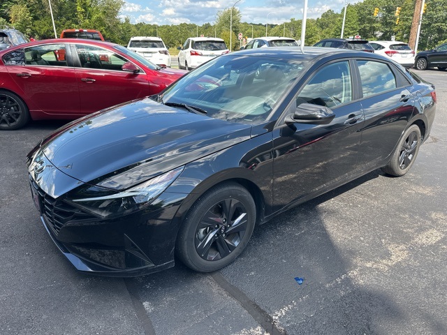 2023 Hyundai Elantra SEL photo 2