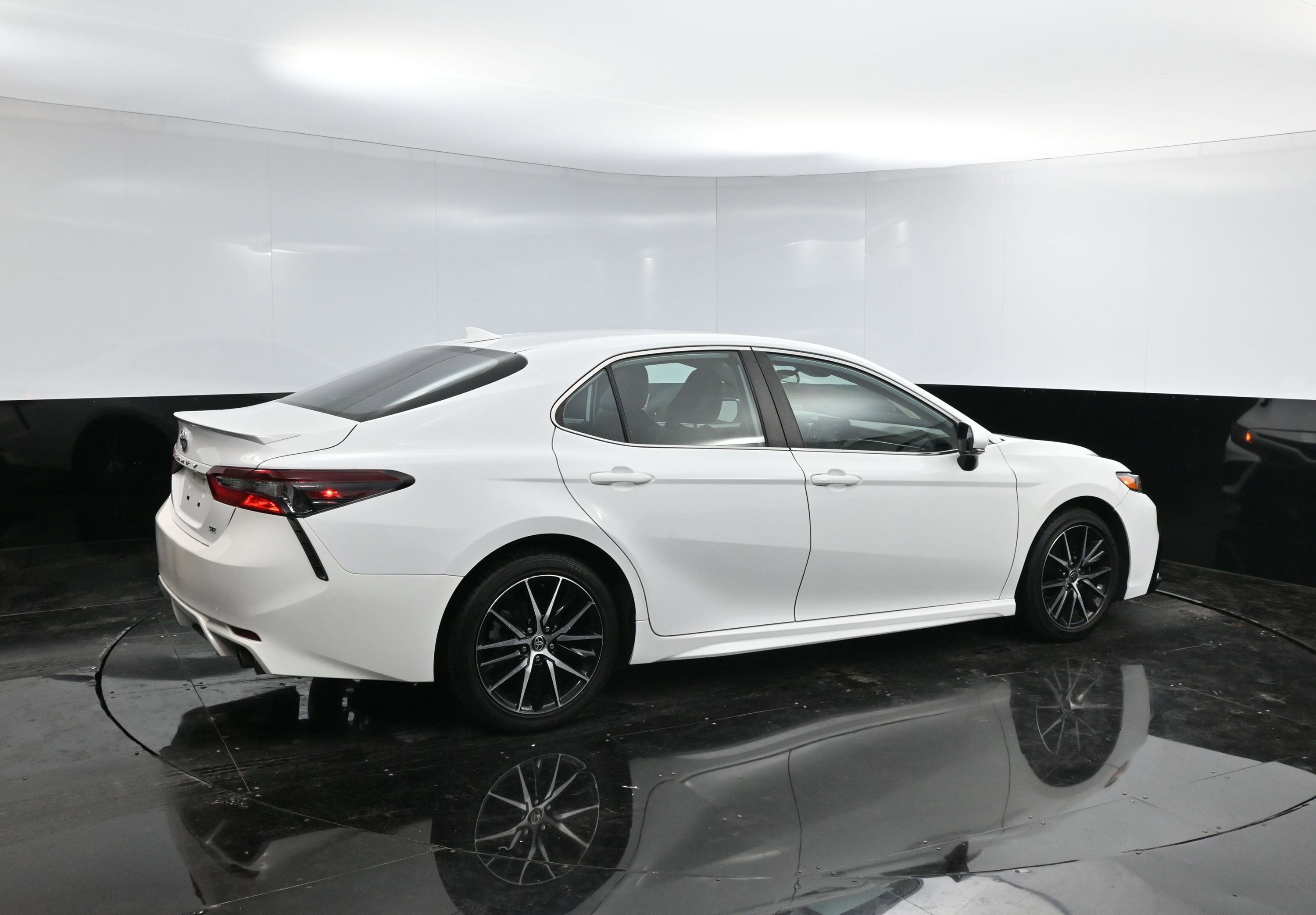 2022 Toyota Camry SE photo 3