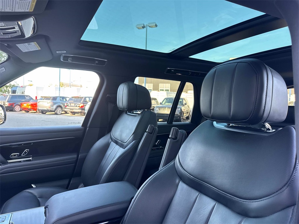 2023 Land Rover Range Rover SE photo 19