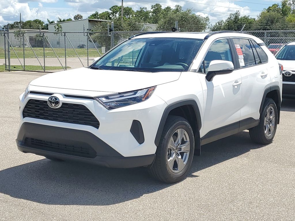 2025 Toyota RAV4 XLE's photo