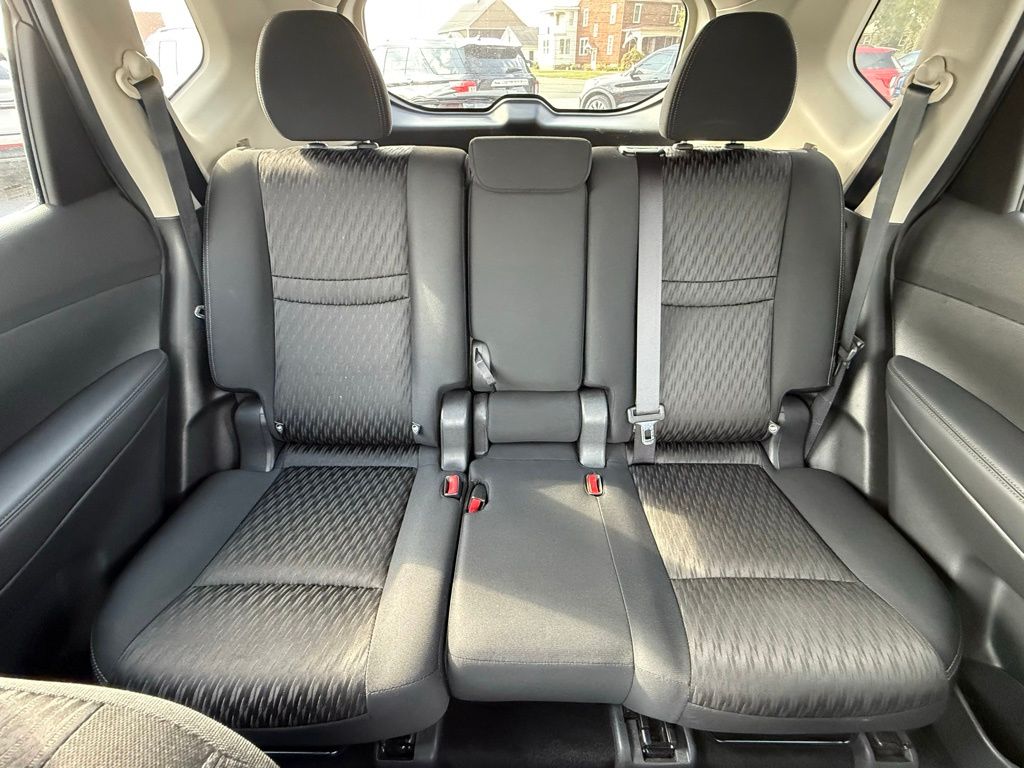 2017 Nissan Rogue SV photo 24