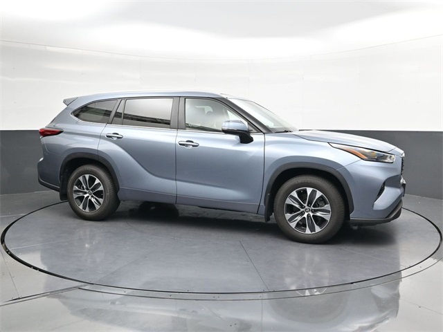 2023 Toyota Highlander XLE photo 3