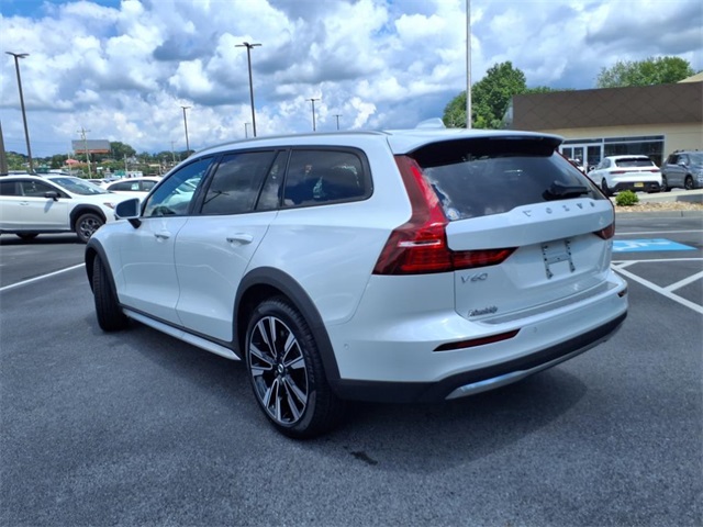 2026 Volvo V60 Cross Country B5 AWD photo 4