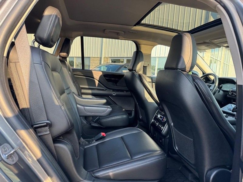 2022 Lincoln Aviator Standard photo 10