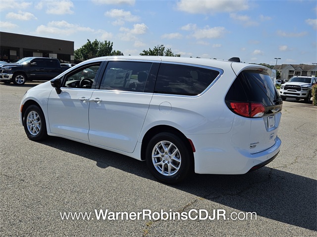 2025 Chrysler Voyager LX photo 10