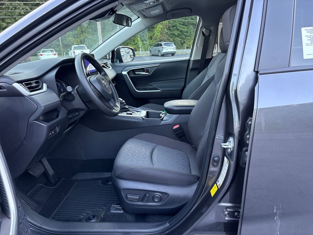 2025 Toyota RAV4 Hybrid XLE photo 9