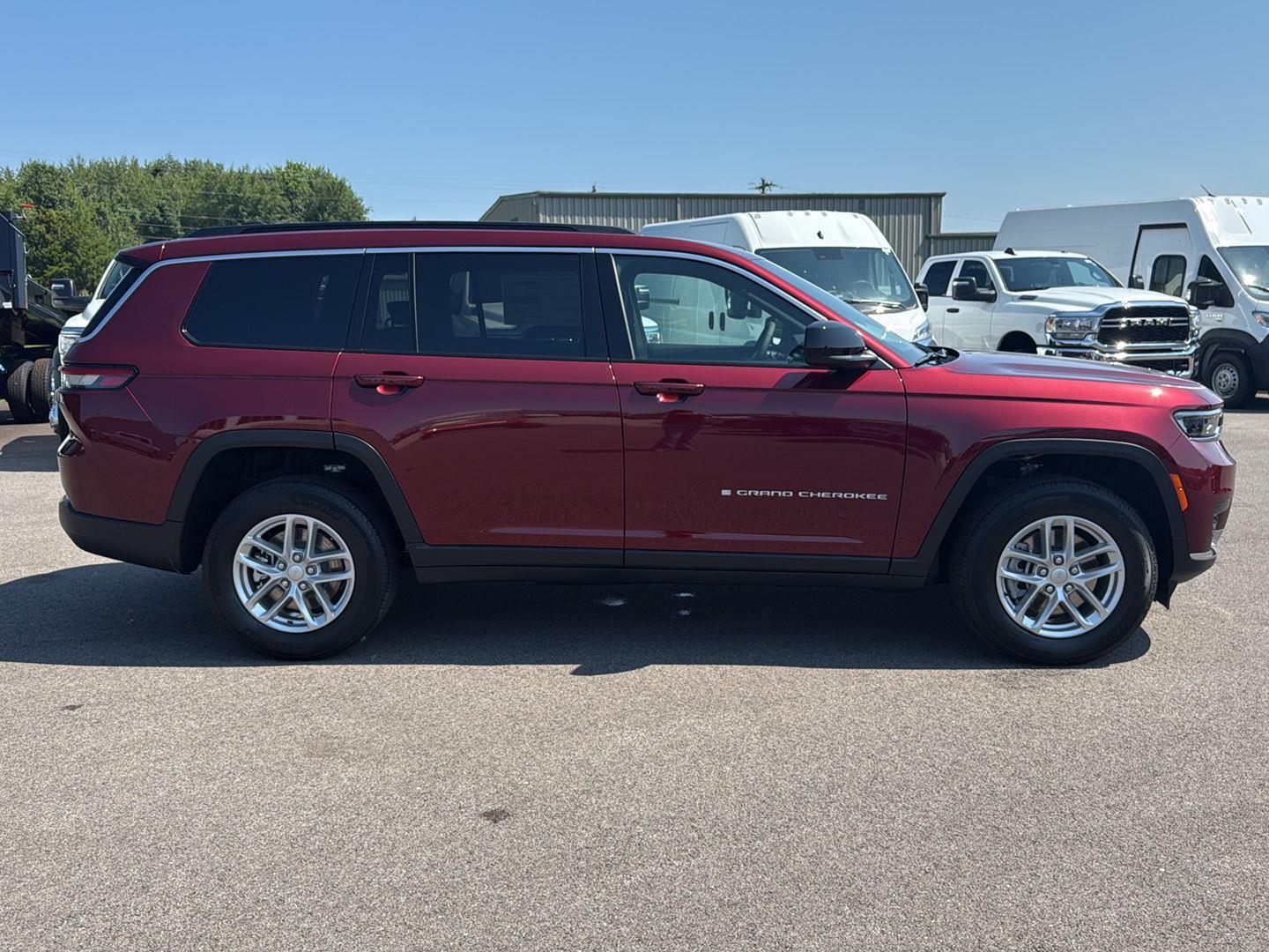 2025 Jeep Grand Cherokee Laredo X photo 3