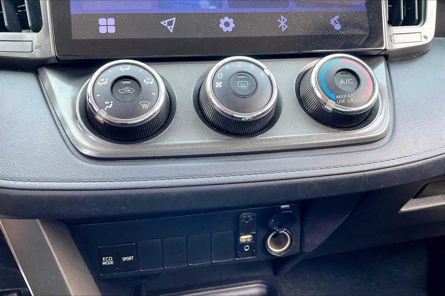 2015 Toyota RAV4 LE photo 31