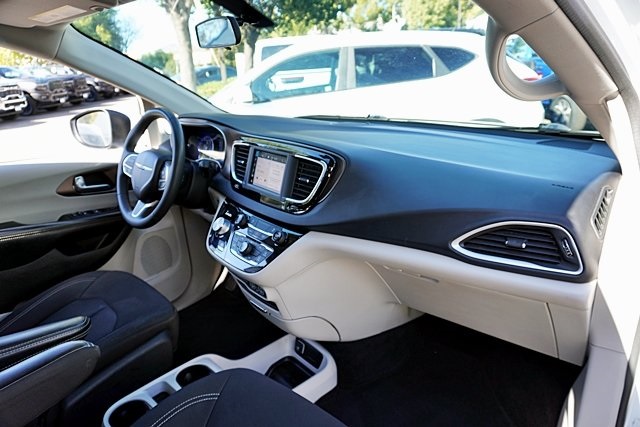 Used 2022 White Chrysler LX image 9