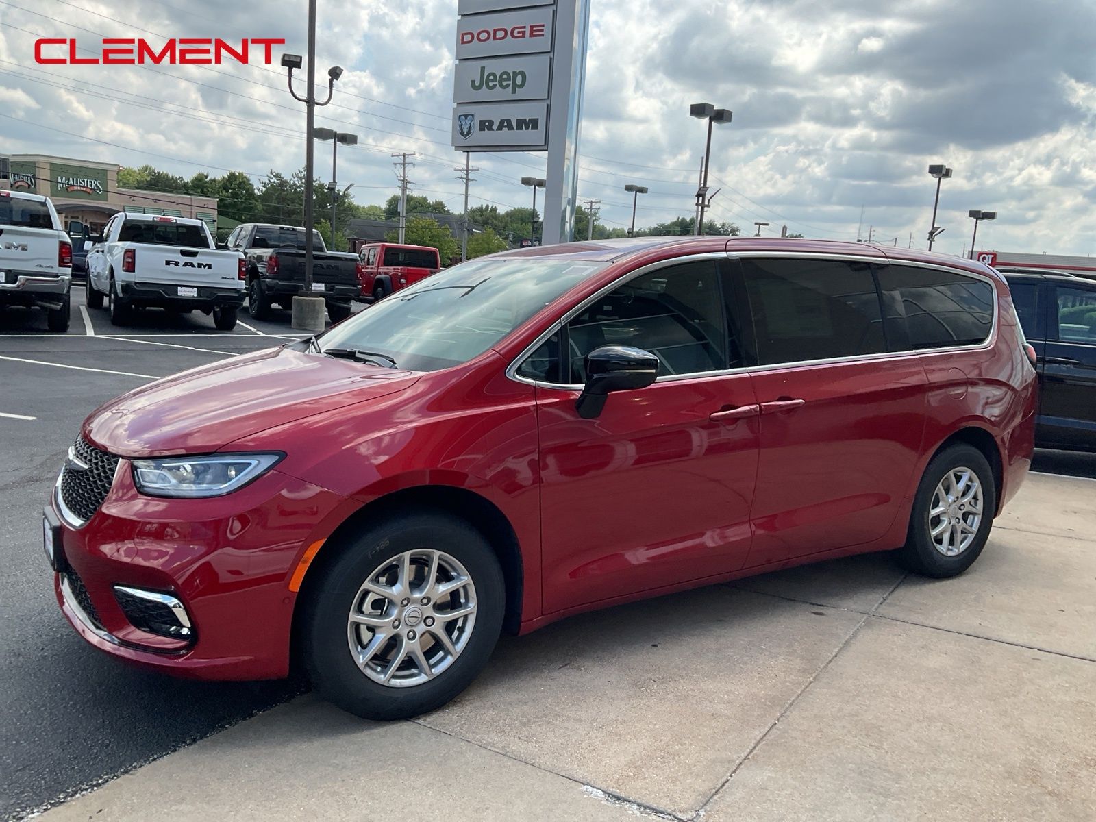 2025 Chrysler Pacifica Select's photo