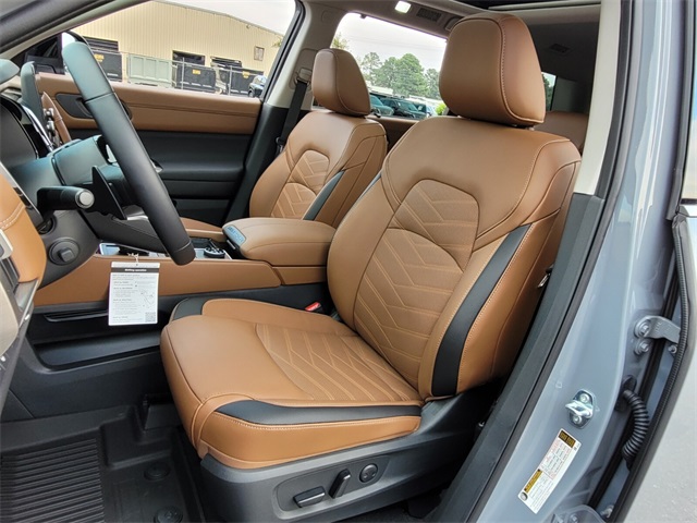 2025 Nissan Pathfinder Platinum photo 8
