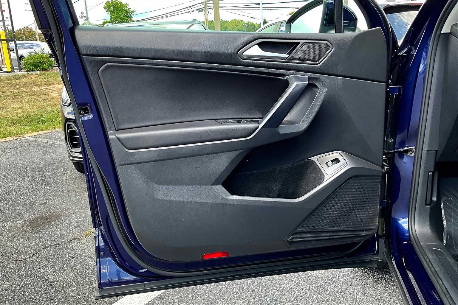 2021 Volkswagen Tiguan SEL photo 19