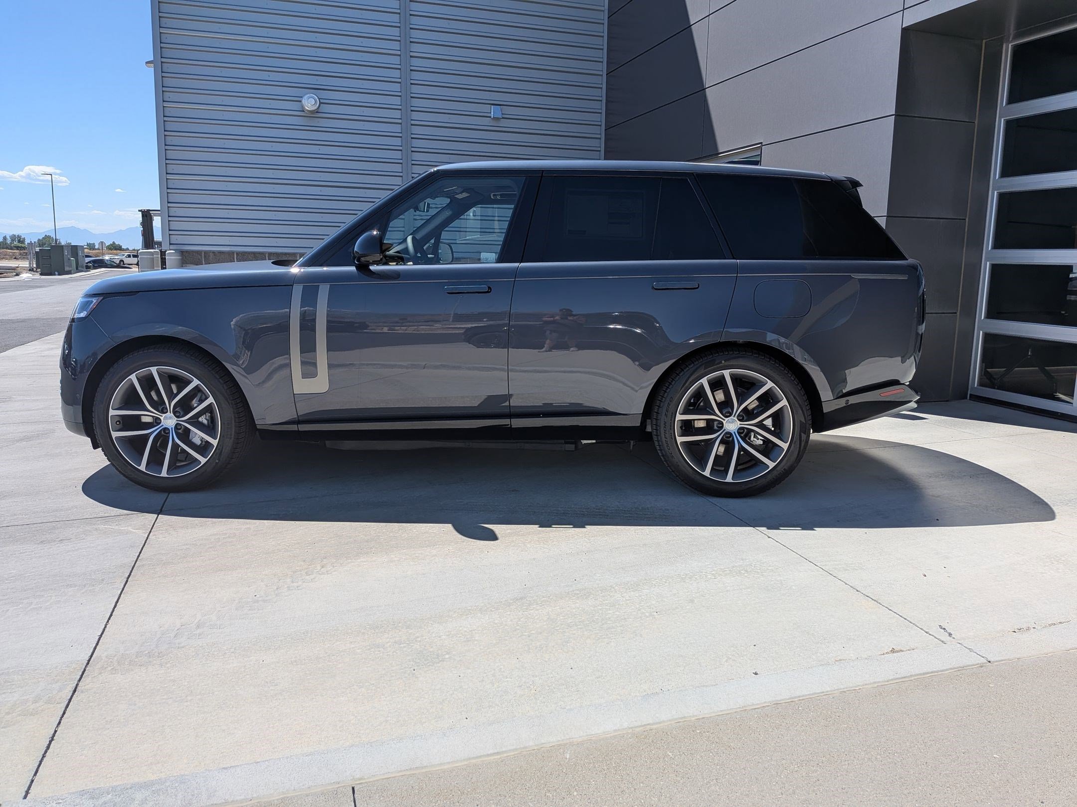 2025 Land Rover Range Rover SE photo 2
