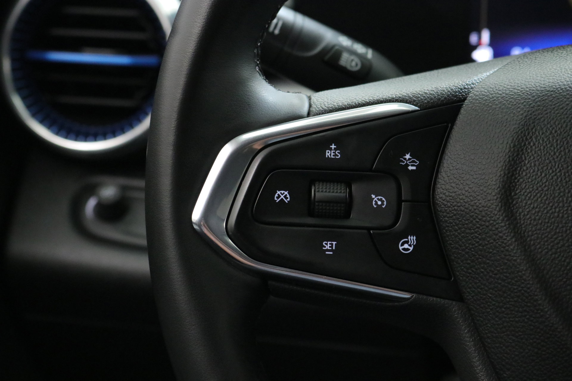2025 Chevrolet Trax LT photo 12