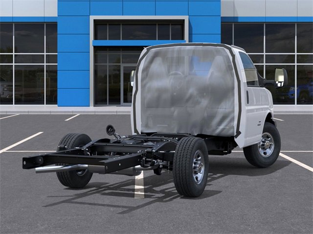 2025 Chevrolet Express 3500 Cutaway photo 2