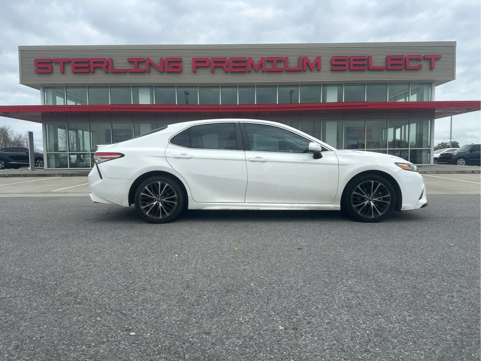 2018 Toyota Camry SE's photo