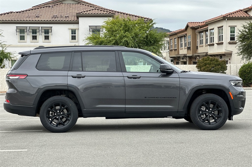 2024 Jeep Grand Cherokee Altitude photo 3