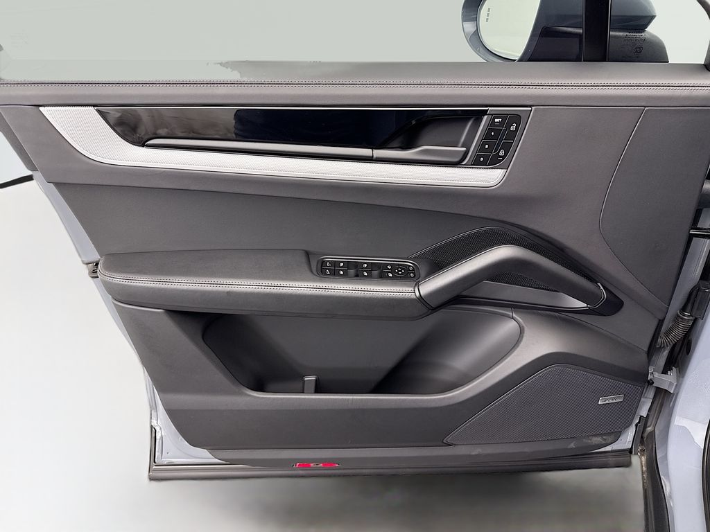 2025 Porsche Cayenne Coupe Base photo 22