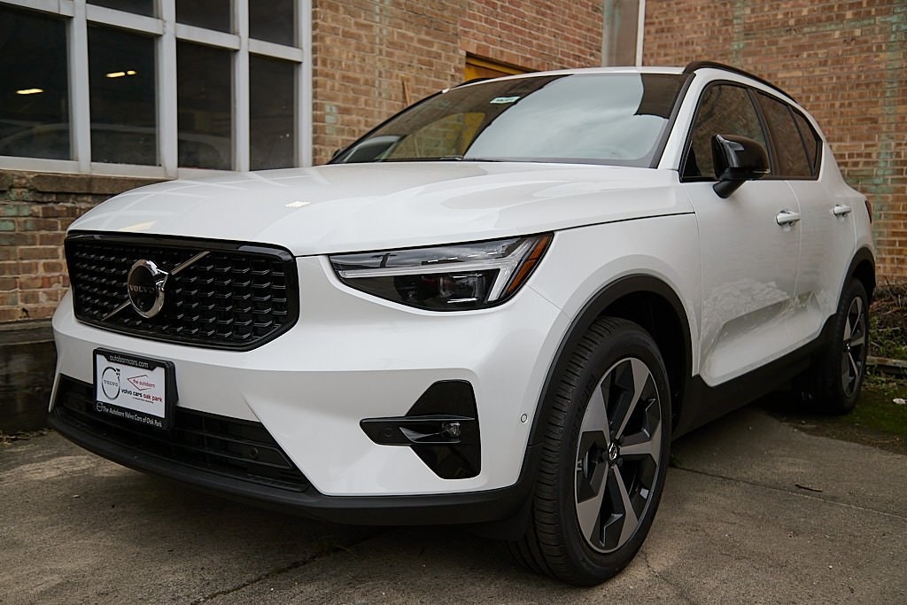 2026 VOLVO XC40 - Image 1