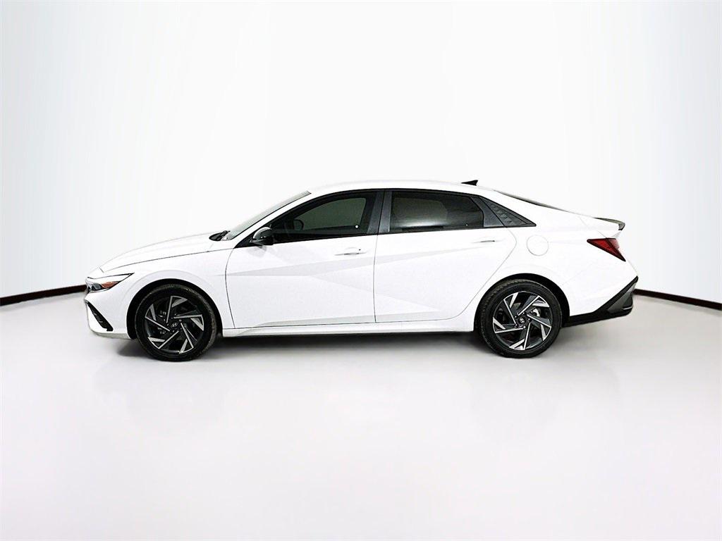 2025 Hyundai Elantra SEL Sport photo 2