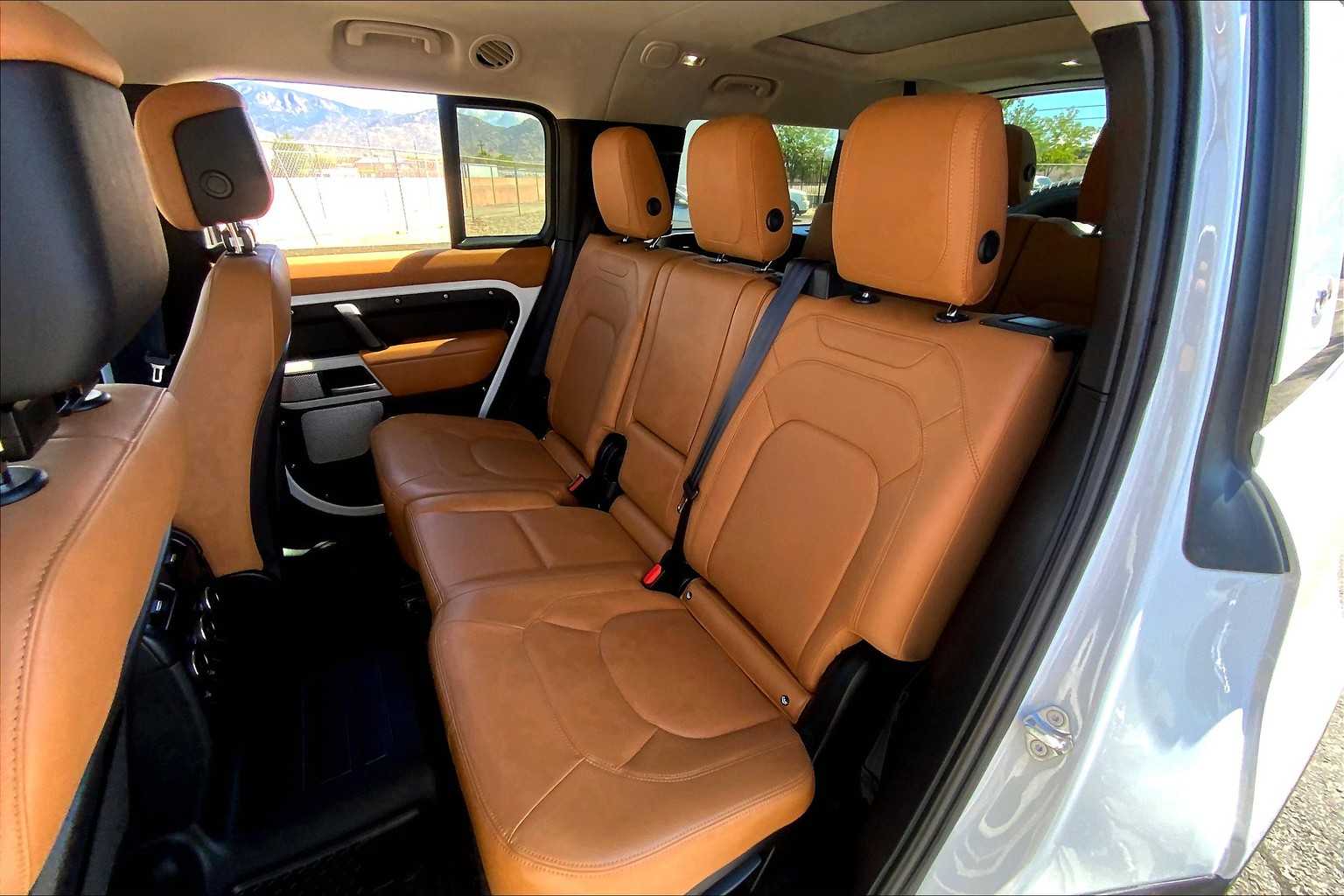 2024 Land Rover Defender S photo 17