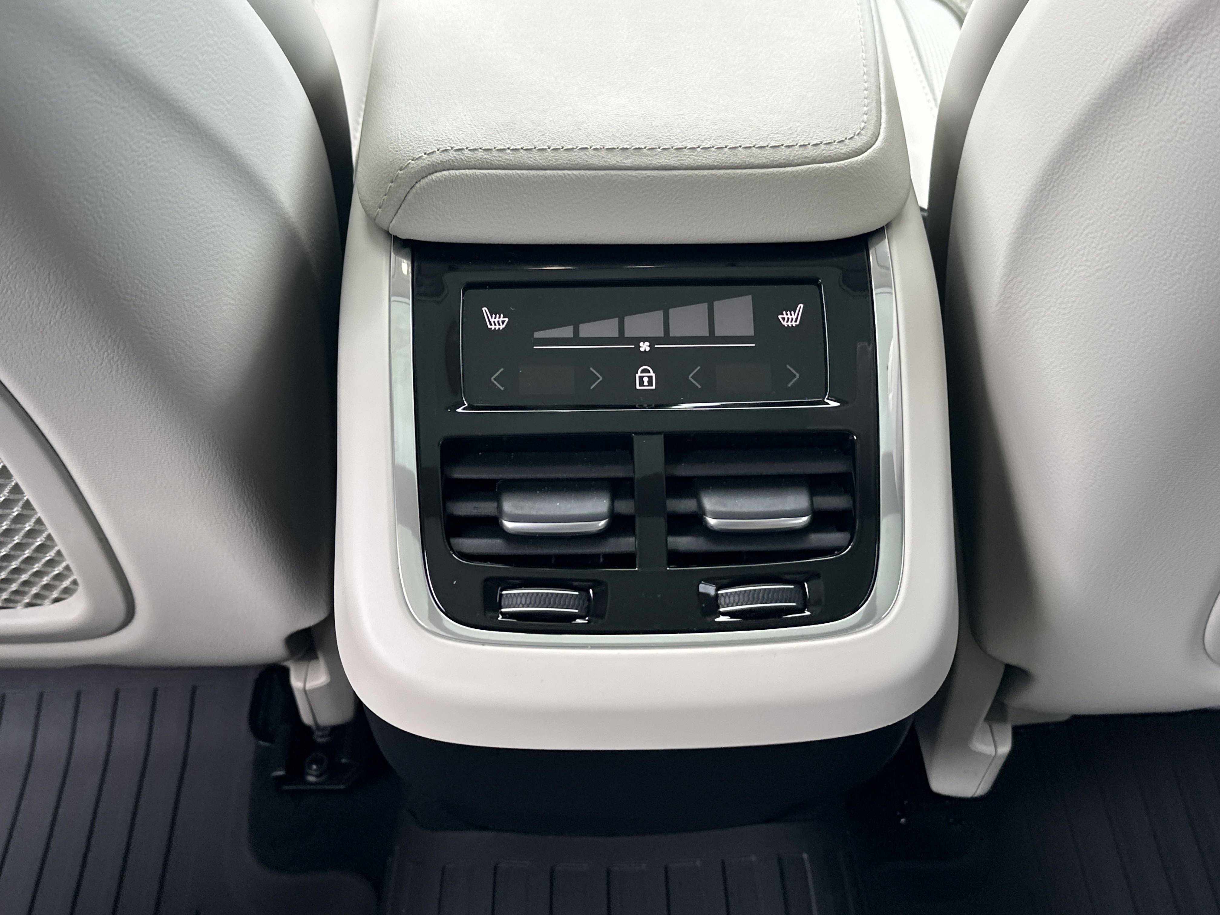 2026 Volvo XC60 B5 photo 12