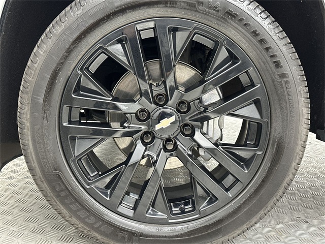 2023 Chevrolet Suburban Premier photo 2