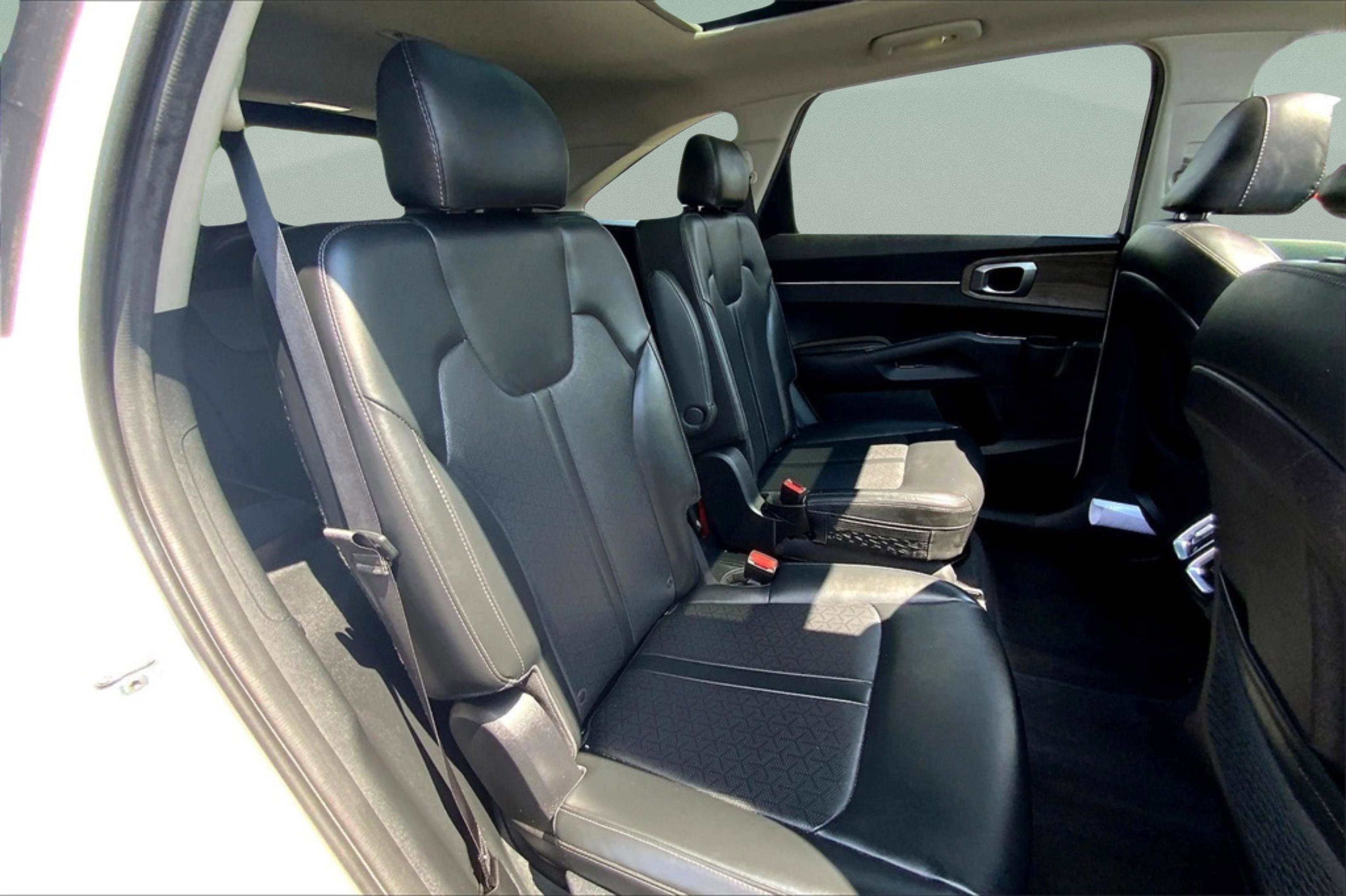 2022 Kia Sorento EX photo 24
