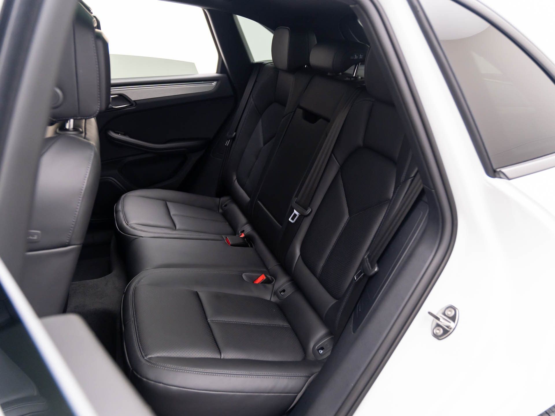 2025 Porsche Macan photo 18